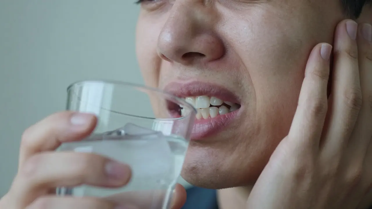 Osoba s citlivostí zubů po bělení