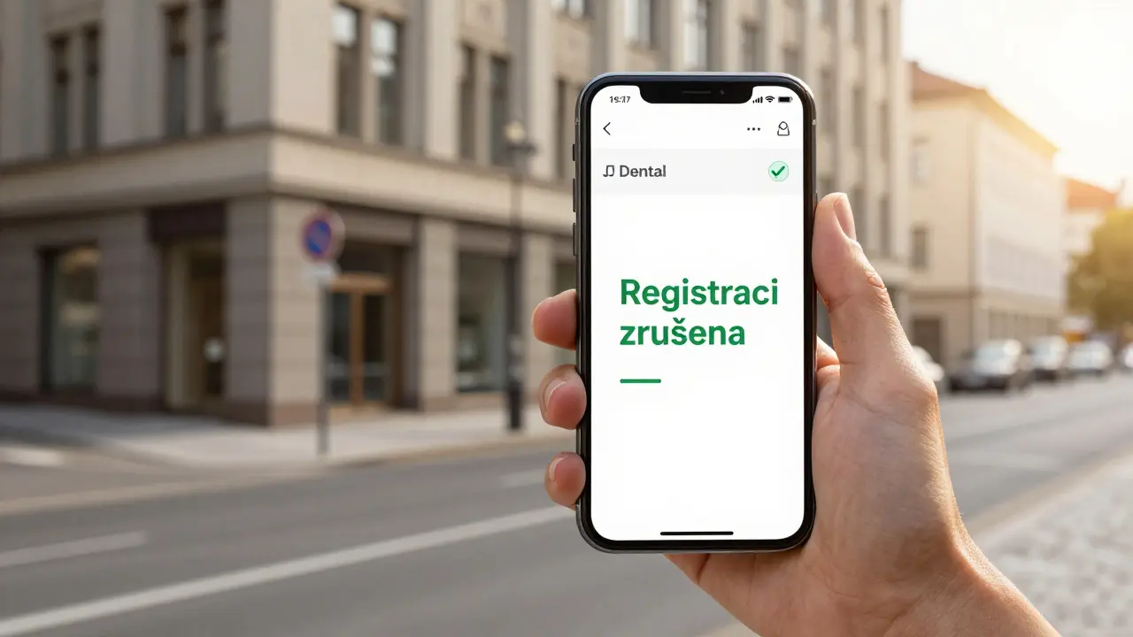 Osoba si prohlíží na smartphoneu potvrzení o zrušení registrace u zubaře v online portálu.